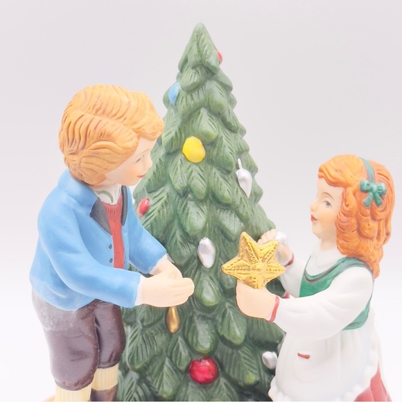 Avon Christmas Memories Series 1982 Porcelain Figurine Second Edition NIB - Picture 7 of 13